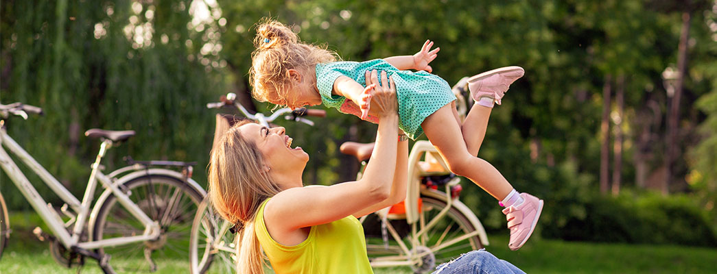 Mutter und Kind spielend auf einer Wiese