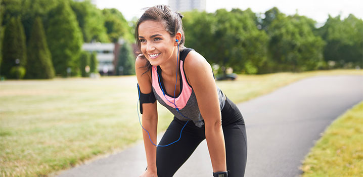Junge Frau in Sportkleidung beim Joggen im Freien