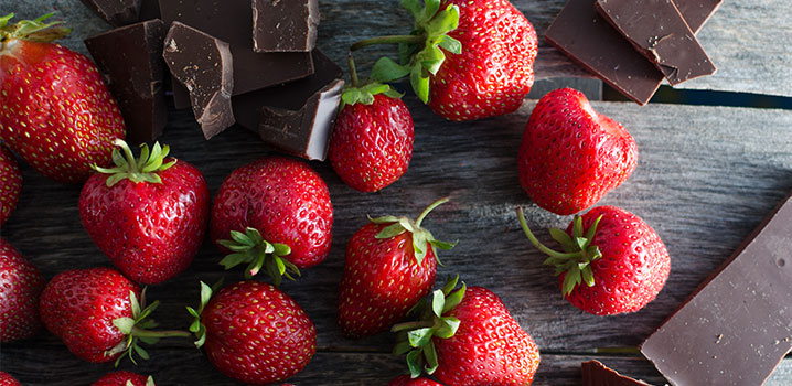 Tisch mit Erdbeeren und Schokolade