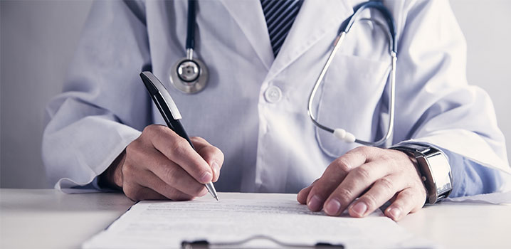 Arzt im weißen Kittel mit Stethoskop und Anamnesebogen