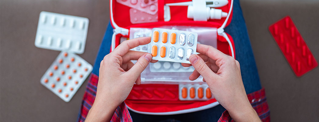 Erste Hilfe Tasche mit verschiedenen Tabletten und Kapseln