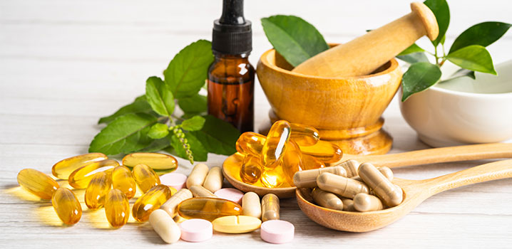 Verschiedene Kapseln, Pillen, Medizinflaschen und Kräuter