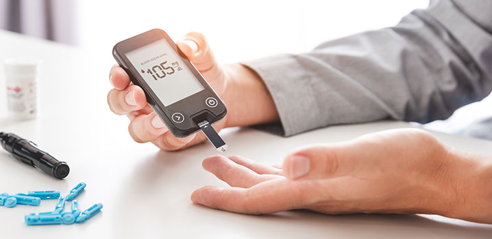 Blutzucker messen mithilfe eines Messgeräts an der Fingerspitze