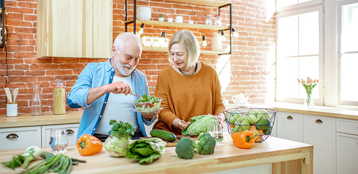 Untersuchen der Fußsohle auf Druckstellen