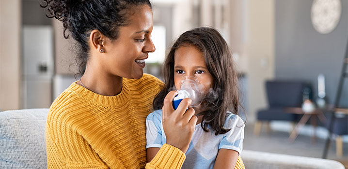 Mutter inhaliert mit ihrer Tochter