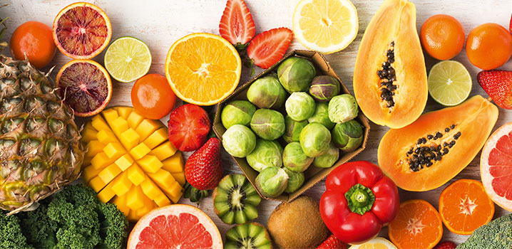 Tischplatte mit verschiedenen Obst- und Gemüsesorten