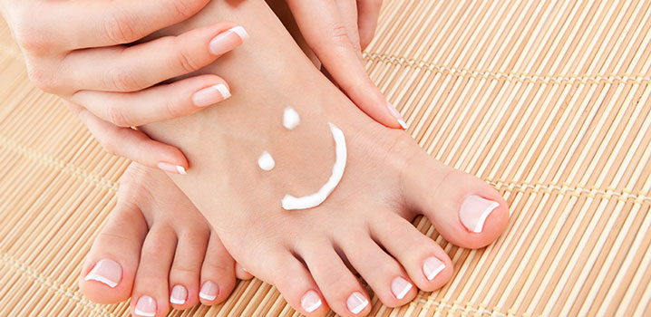 Fußpflege - Füße eincremen