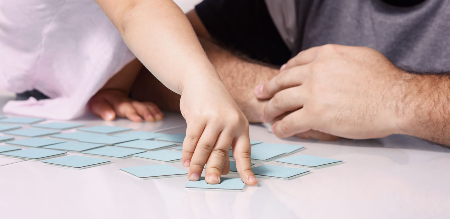 Familie bei einem Memory-Spiel