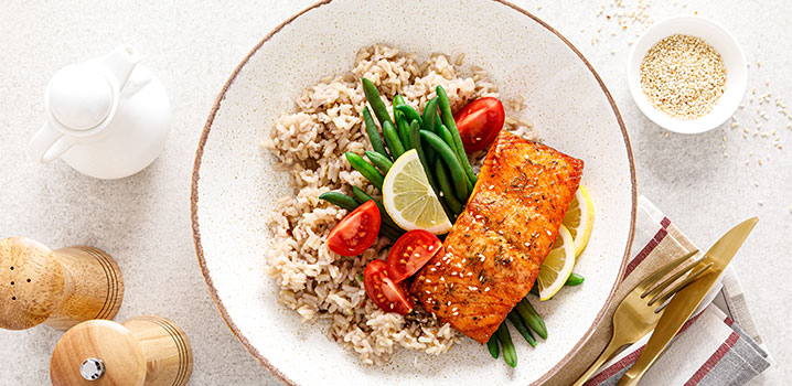 Lachsfilet auf Reis und Gemüse