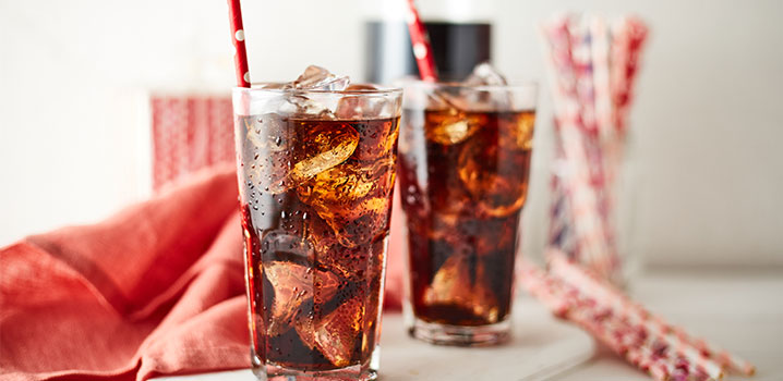 Zwei Gläser mit Cola und Eiswürfeln