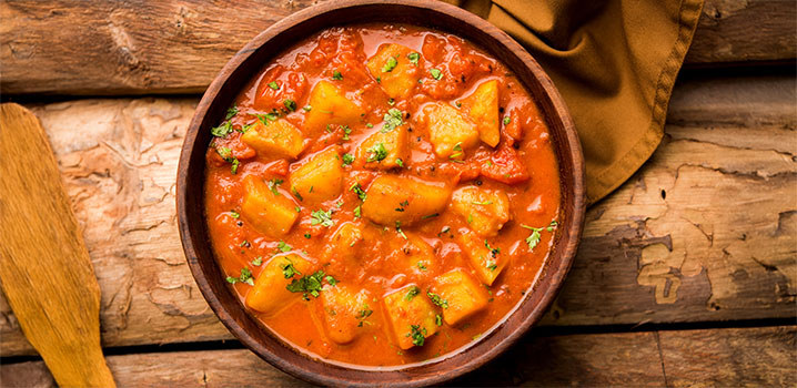 Schüssel mit Kartoffelcurry