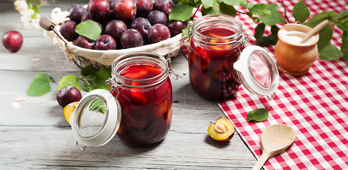 Zwei Einweckgläser mit Pflaumenkompott