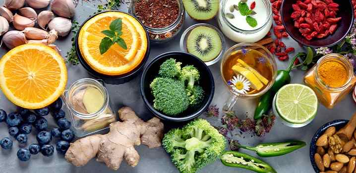 Auf einem Tisch liegen viele verschiedene Lebensmittel, hauptsächlich Obst und Gemüse