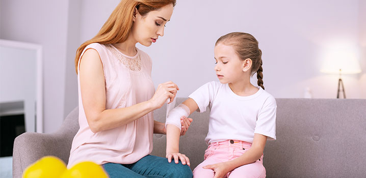 Mutter verarztet Kind