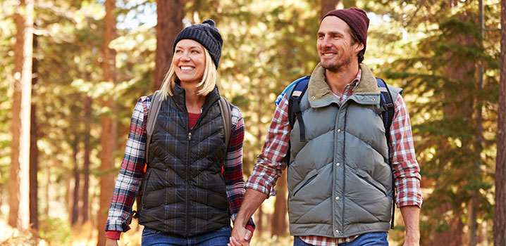 Glückliches Pärchen im Herbstwald
