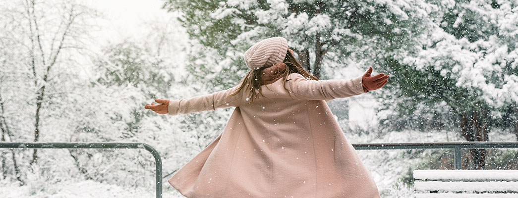 glückliche Frau im Winterwald