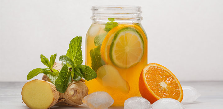 Orangenlimonade mit Ingwer und Kurkuma