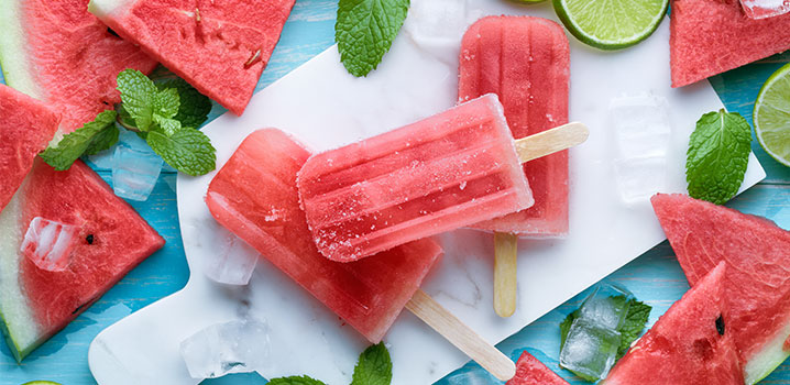 Wassermeloneneis am Stiel