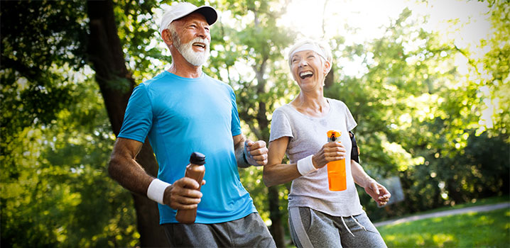 Älteres Ehepaar beim Joggen im Park