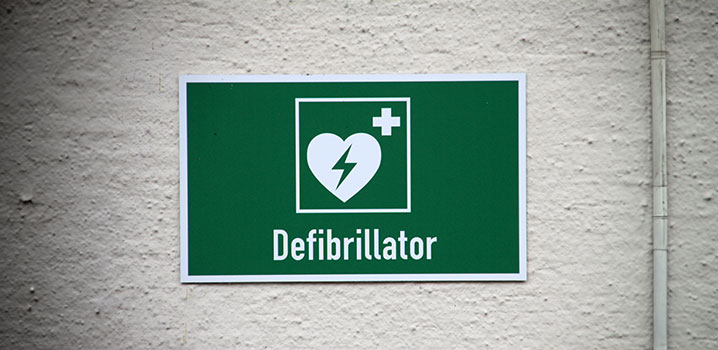 Schild für einen Defibrillator