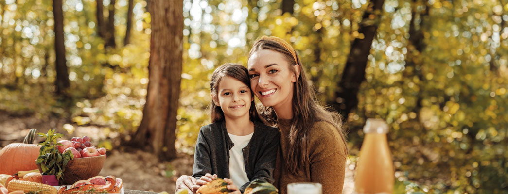 Mutter und Kind bei einem Picknick im Wald