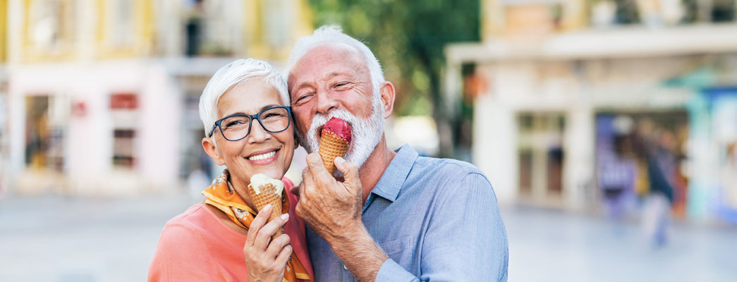Älterer Frau und älterer Mann mit jeweils einer Eistüte in der Hand
