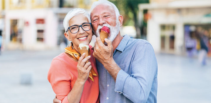 Älterer Frau und älterer Mann mit jeweils einer Eistüte in der Hand