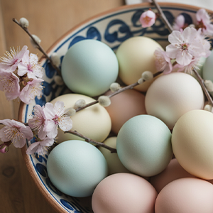 In einer Schüssel liegen bunte Eier in Pastelfarben zusammen.