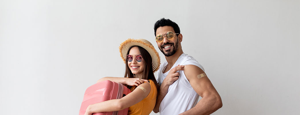 zwei Freunde mit Impfpflaster auf dem Oberarm