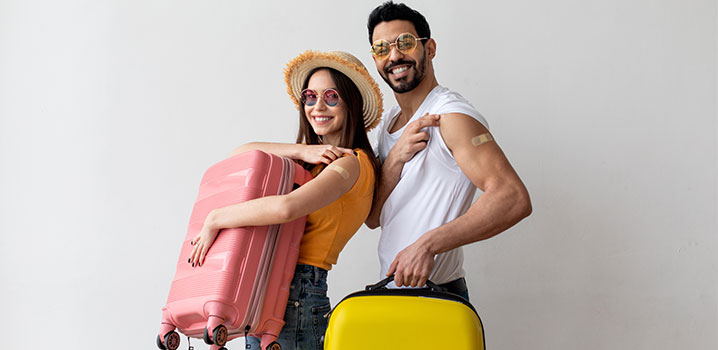 Zwei Freunde mit Impfpflaster auf dem Oberarm