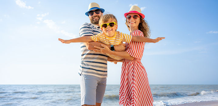 Eltern mit Kind am Strand