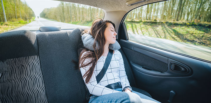 Mädchen schläft auf der Rückbank im Auto