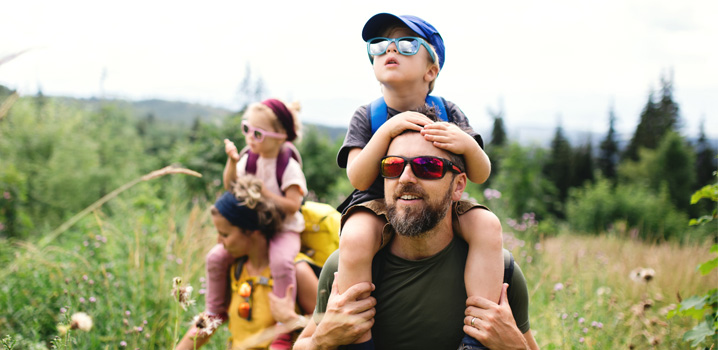 Familie wandert durch den Wald
