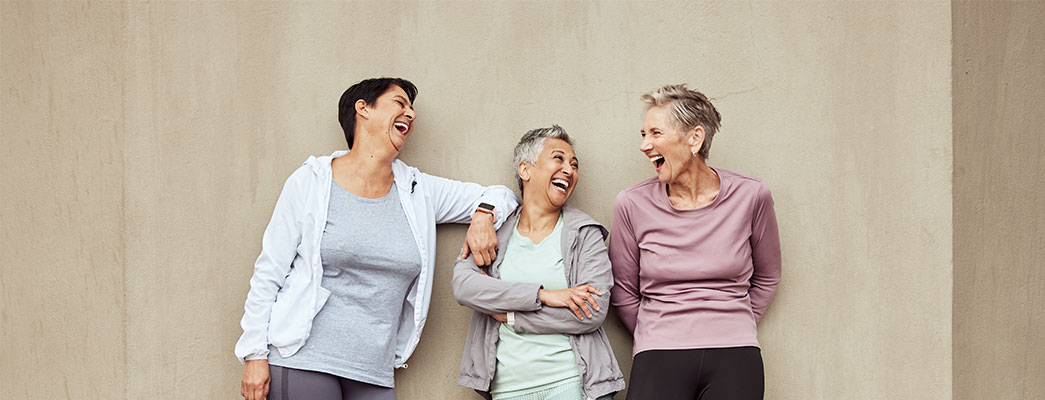 drei lachende, erwachsene Frauen