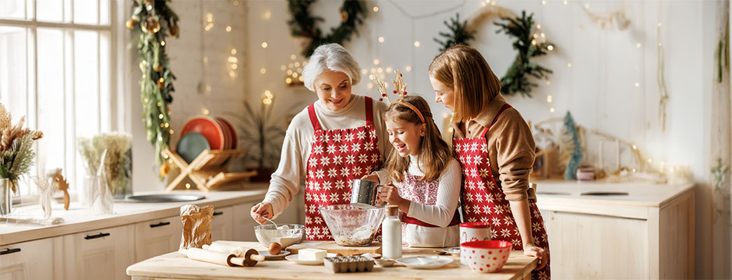 Oma, Mutti und Tochter beim Plätzchenbacken