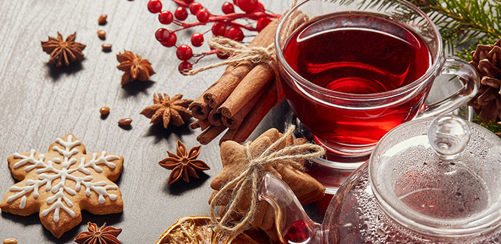 Früchtetee und Weihnachtskekse