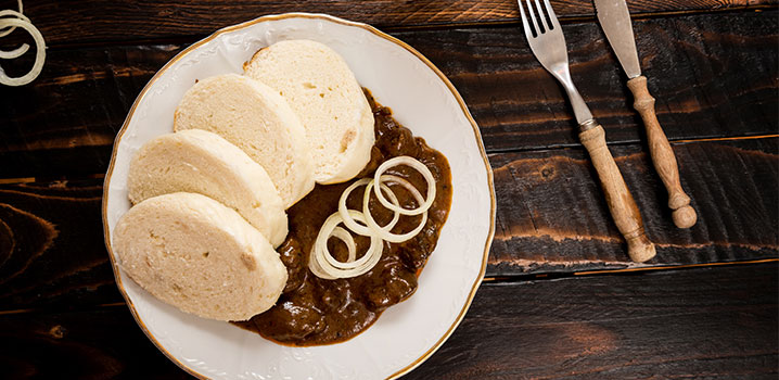 Gulasch mit Knödeln