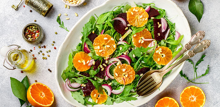 Grüner Salat mit Orangen
