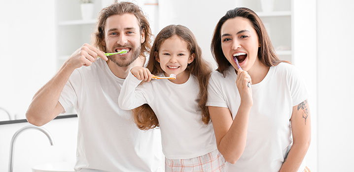 Frau steht in der Küche und schneidet Obst und Gemüse